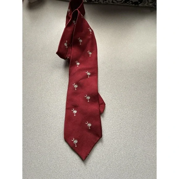 Zianetti Men's 100% Silk Tie ~ Red ~ Palm Tree Pattern ~ Made in United States! - Picture 1 of 2